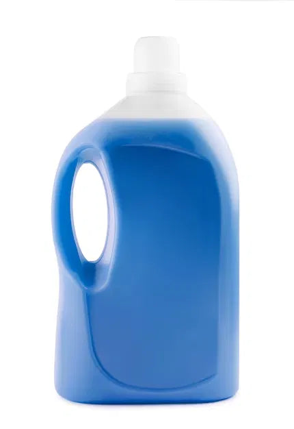 Klassisches Flüssigwaschmittel in Plastikflasche – häufig schwer zu dosieren und mit mehr Verpackungsmüll verbunden.