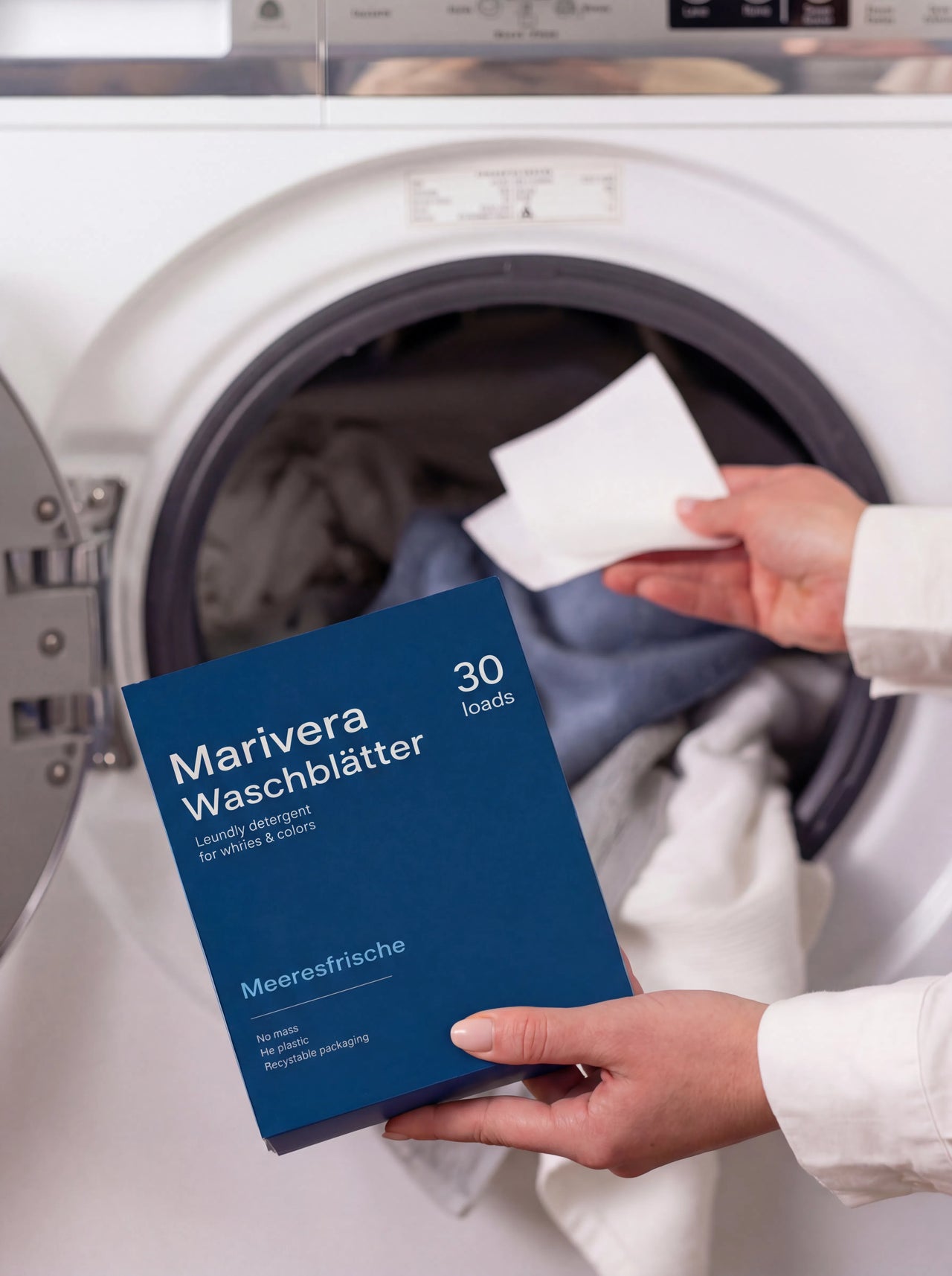 Anwendung von Marivera Waschmittelblättern – einfach ein Blatt in die Trommel legen. Saubere Wäsche ohne Plastik und ohne komplizierte Dosierung.